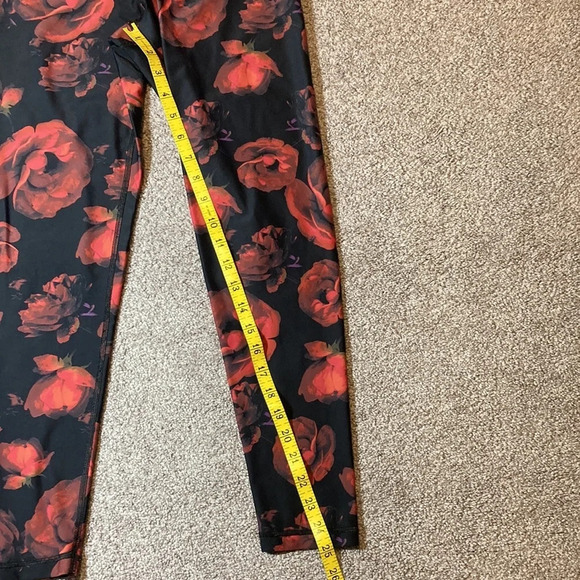 Victoria’s Secret Sport Leggings black and red roses M - Picture 6 of 14